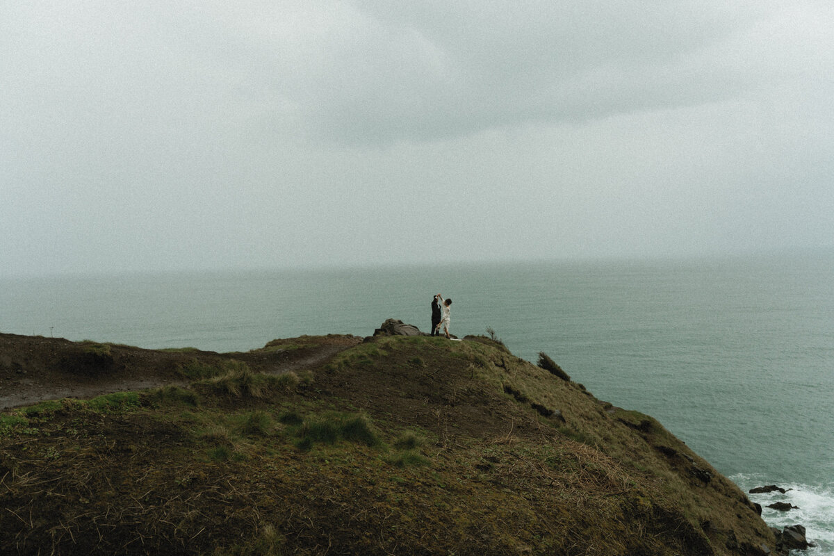 elopement oregon cliff - lizarrietaphotography-61