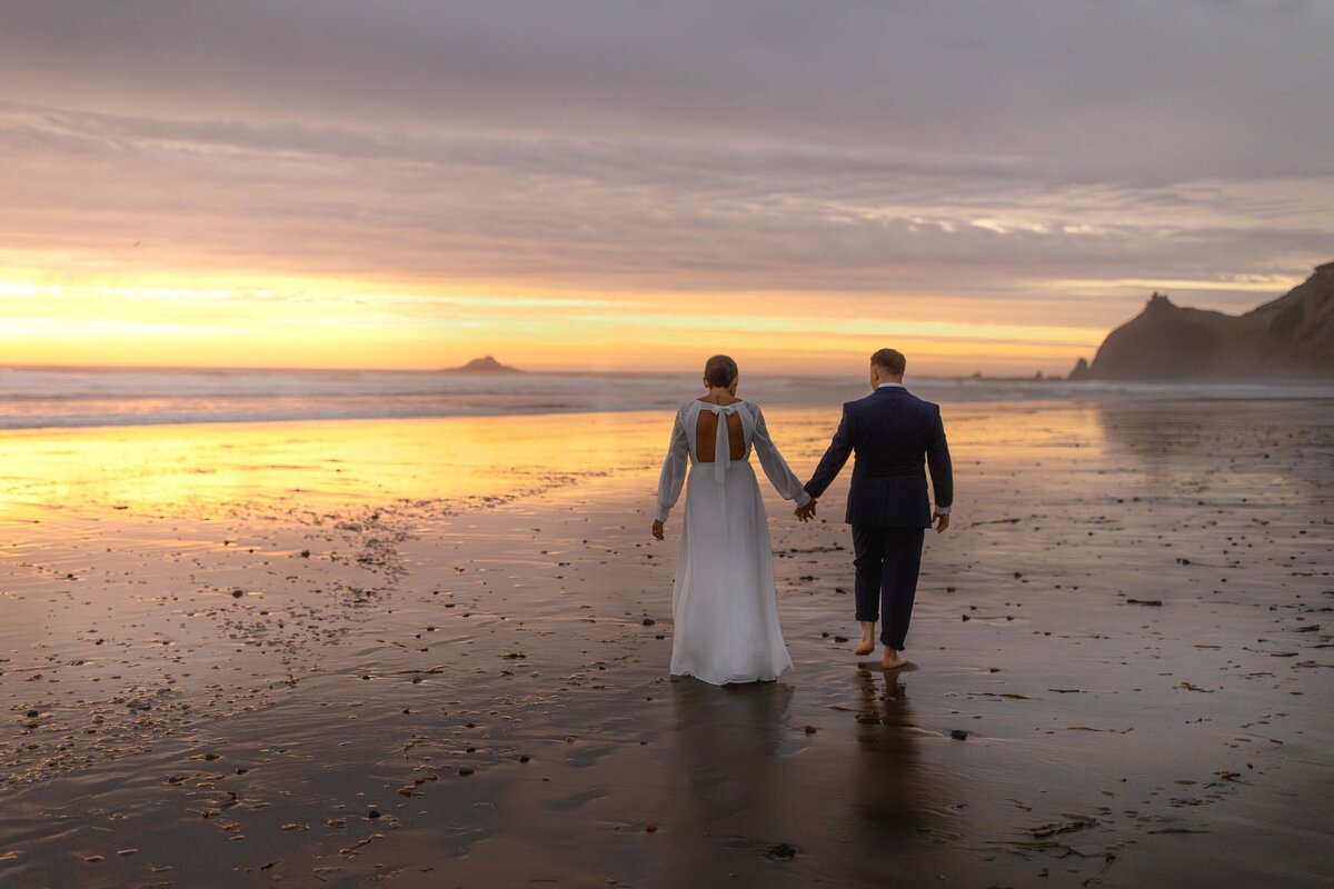 oregon-coast-elopement-lantern-blue-hour-4