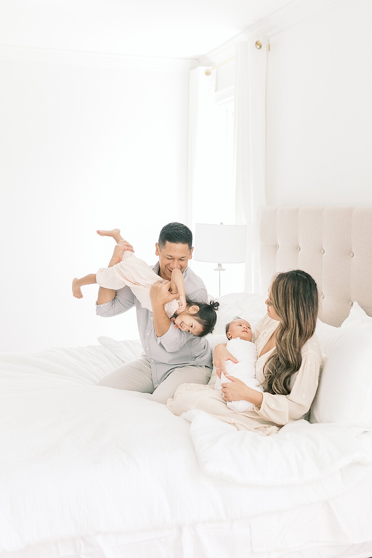 in-home-lifestyle-session-charleston-newborn-photographer-caitlyn-motycka-photography_0019