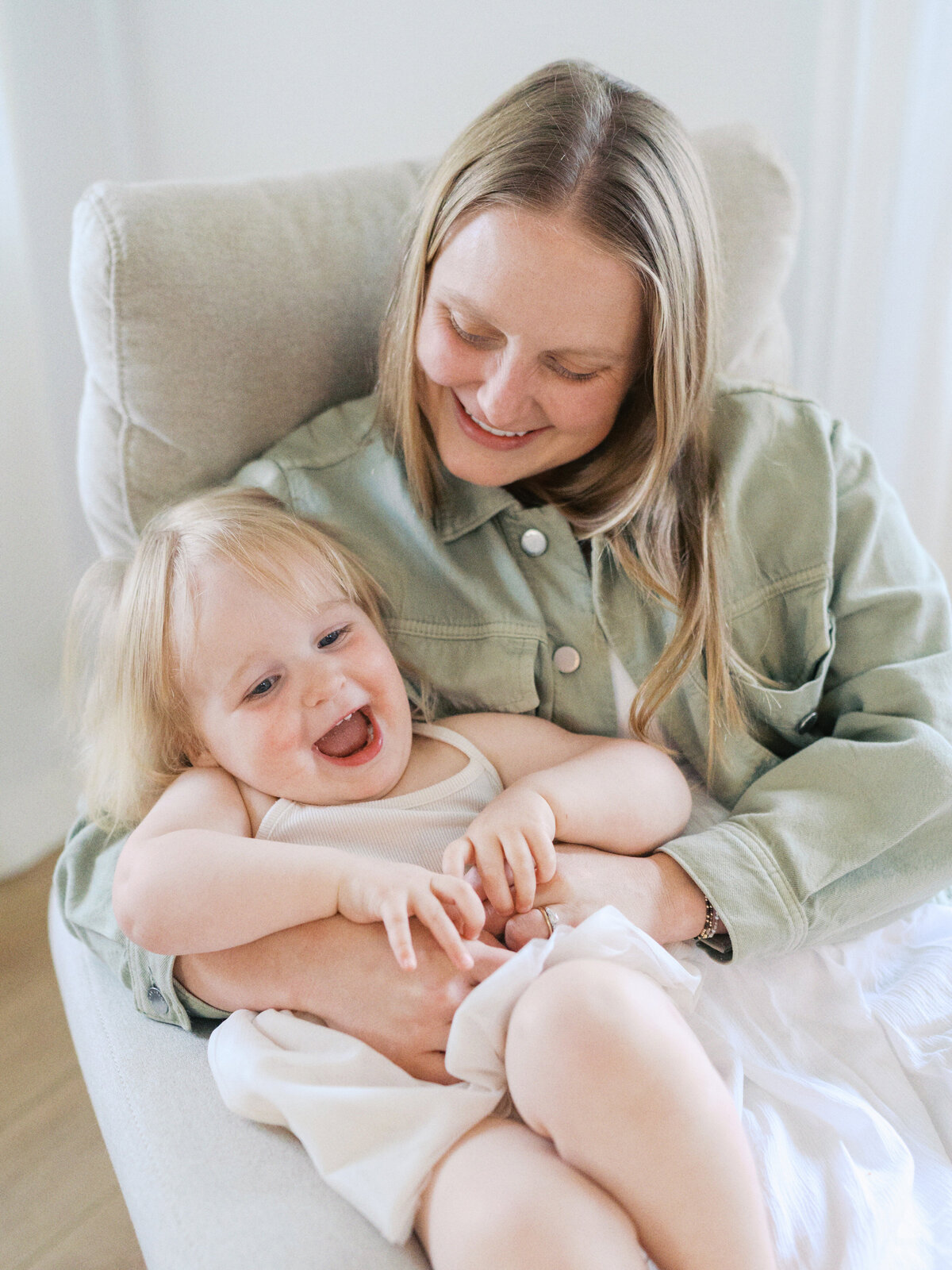 mom-tickling-toddler-laughing