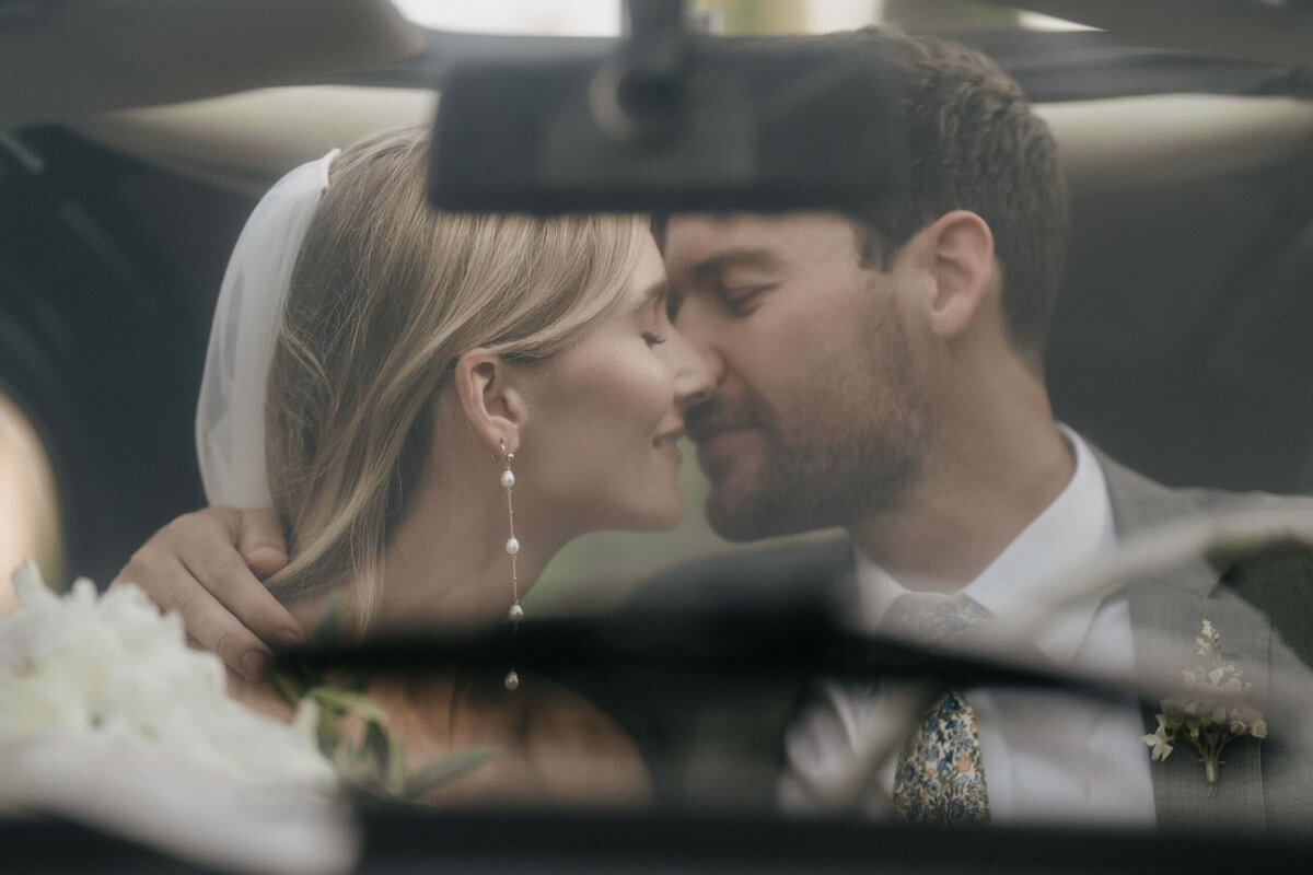 bride and groom portrait vitnage car in tuscany 