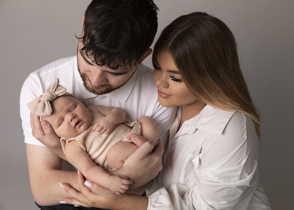NEWBORN_BABYWITHPARENTSPINKBOW