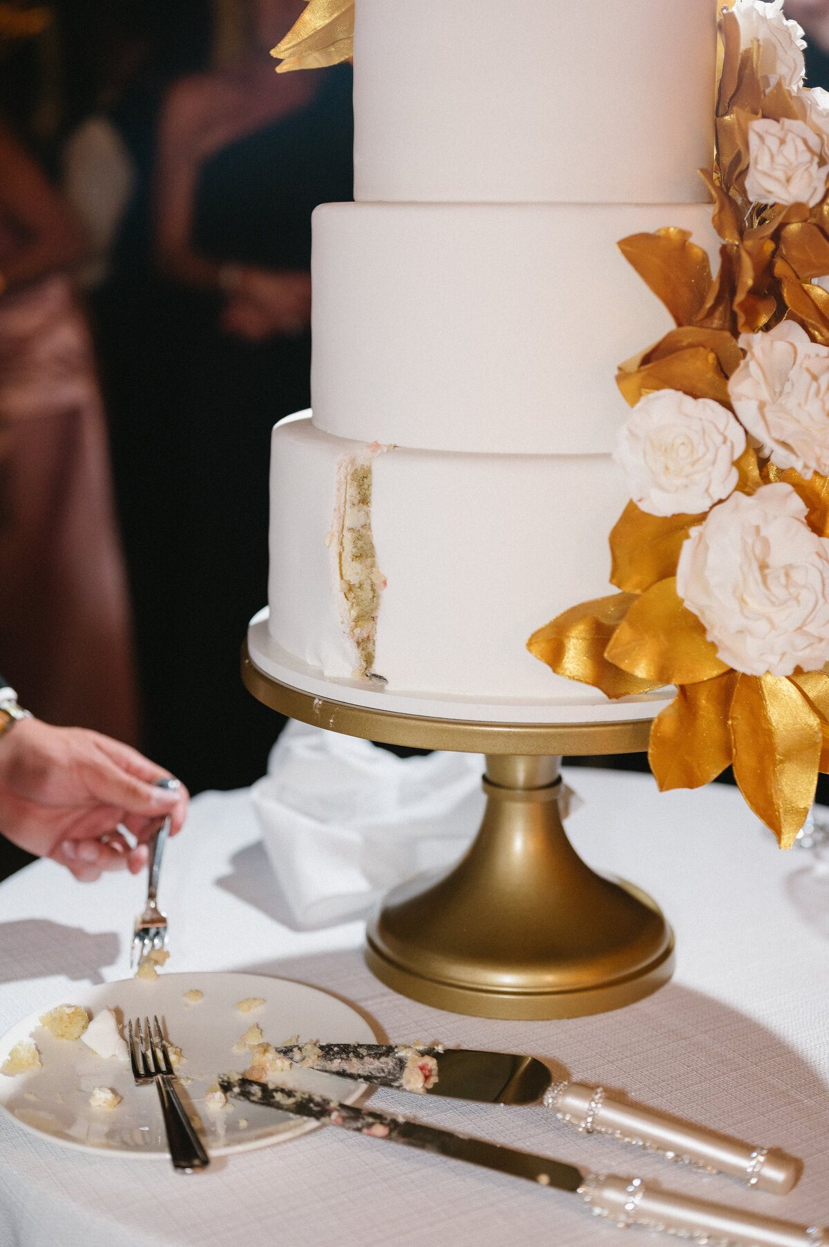 Calluna-Events-Aspen-Wedding-Reception-Cake-Cutting-1