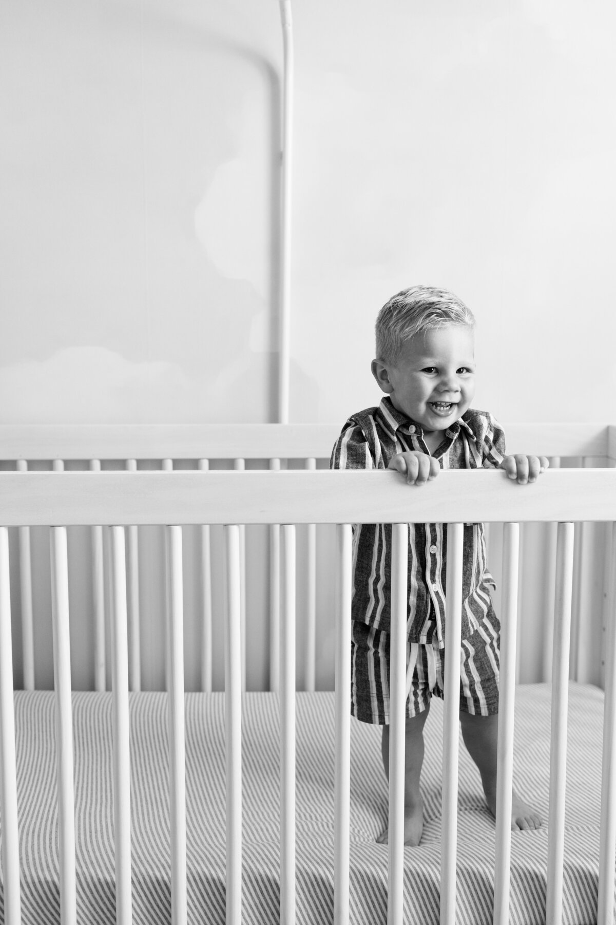 toddler-jumping-crib-black-white