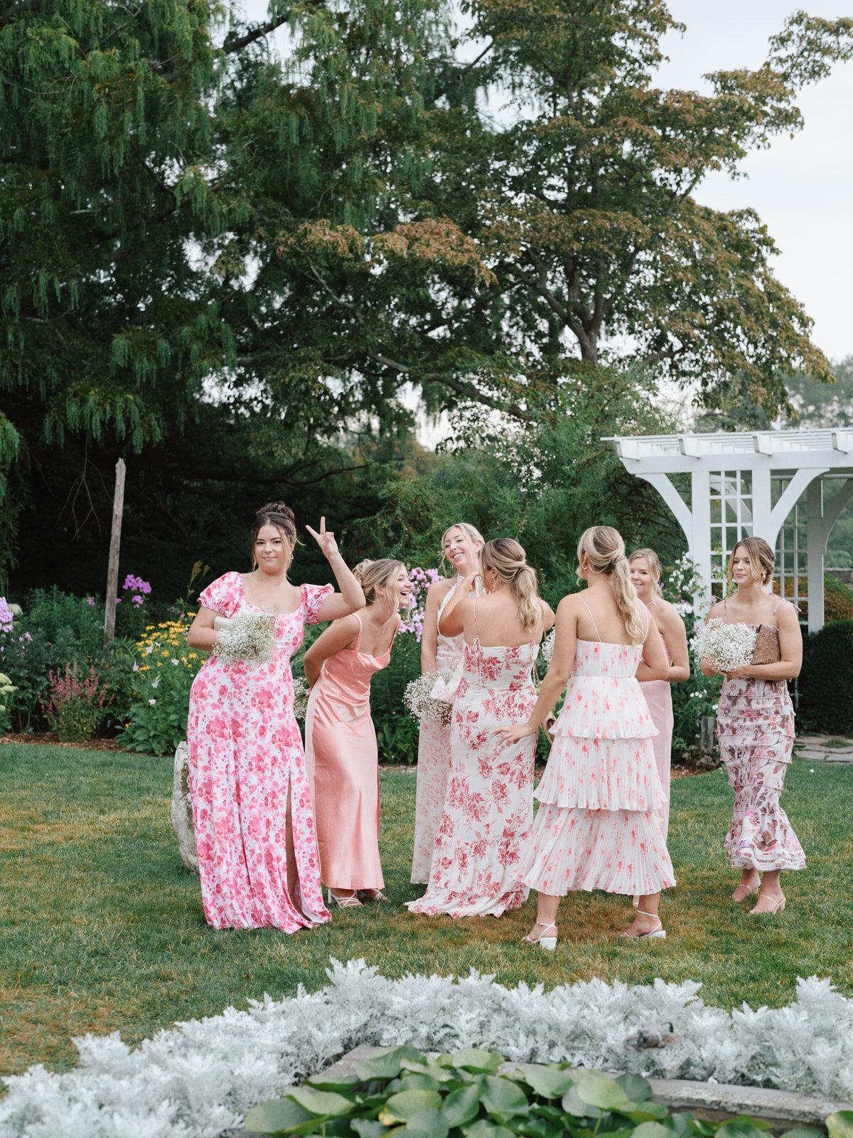 bridesmaids-pictures-at-stone-acres-farm-stonington-jen-strunk-events
