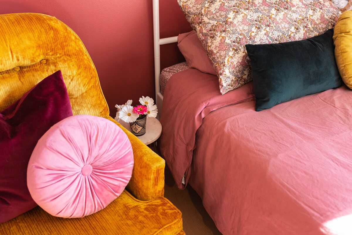 BrenAndLeahRoom_WeeThreeSparrows-28