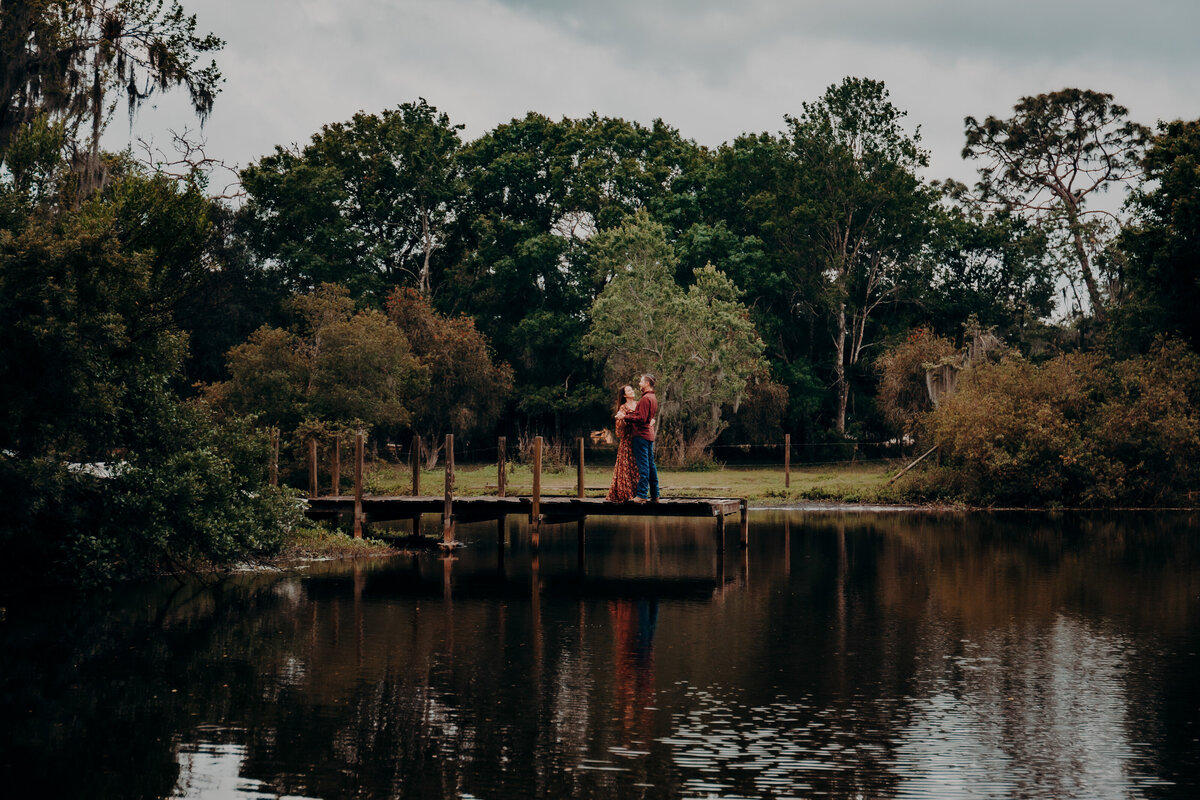 sarasota engagement photos | engagement photos in nature | Engagement photos on the lake_