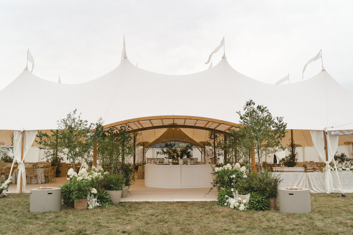 Marthas-vineyard-wedding-planner-kg-events-design-luxury-destination-weddings-private-events-corporate-events-edgartown-ma-event-designer-outdoor-tented-wedding-reception-island-wedding-vogue-wedding-pohogonot-101