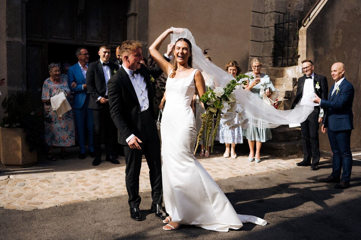 bride-church-exit-white-orchid-wedding-bouquet-france4