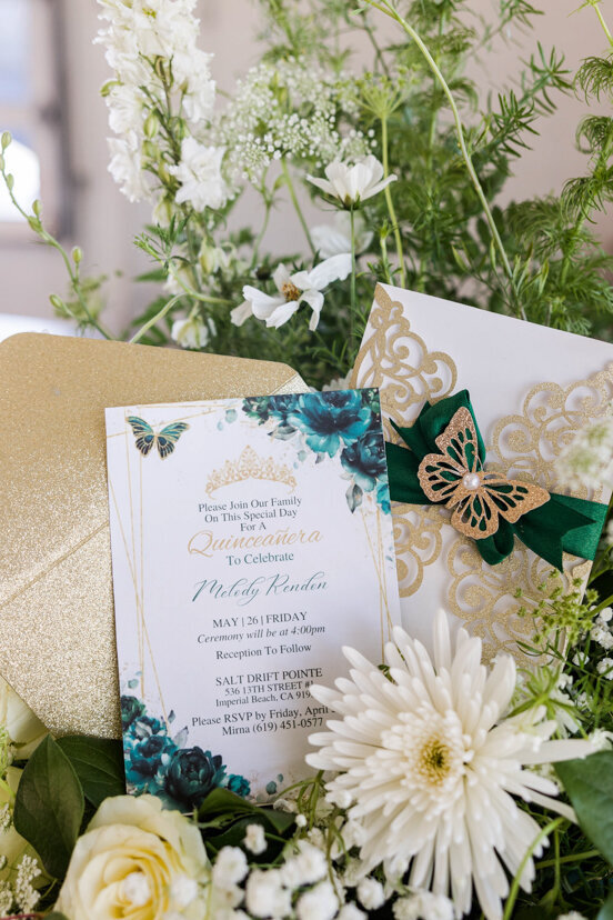 quinceanera-invitation-white-flowers