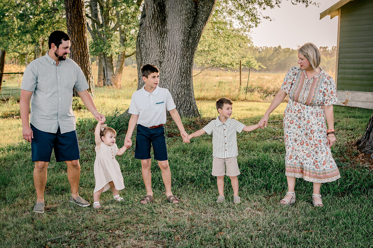 A family of five playing and boding while doing a photo session in Lafayette Louisiana. 