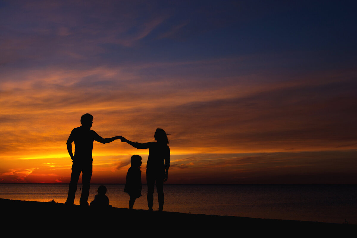 Family_against_sunset