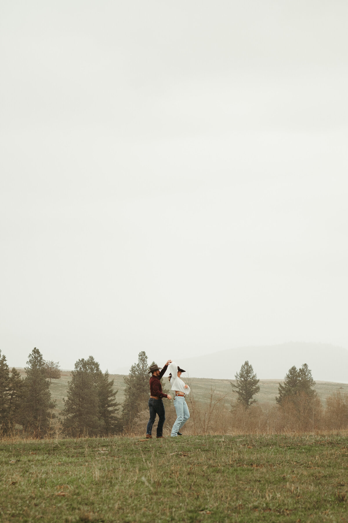 presley-gray-photo-montana-western-style-engagement-3432