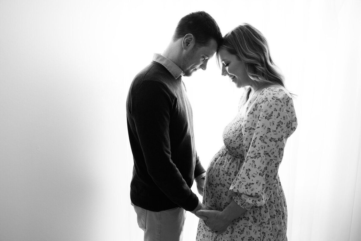 maternitycoupleholdshandsbacklit
