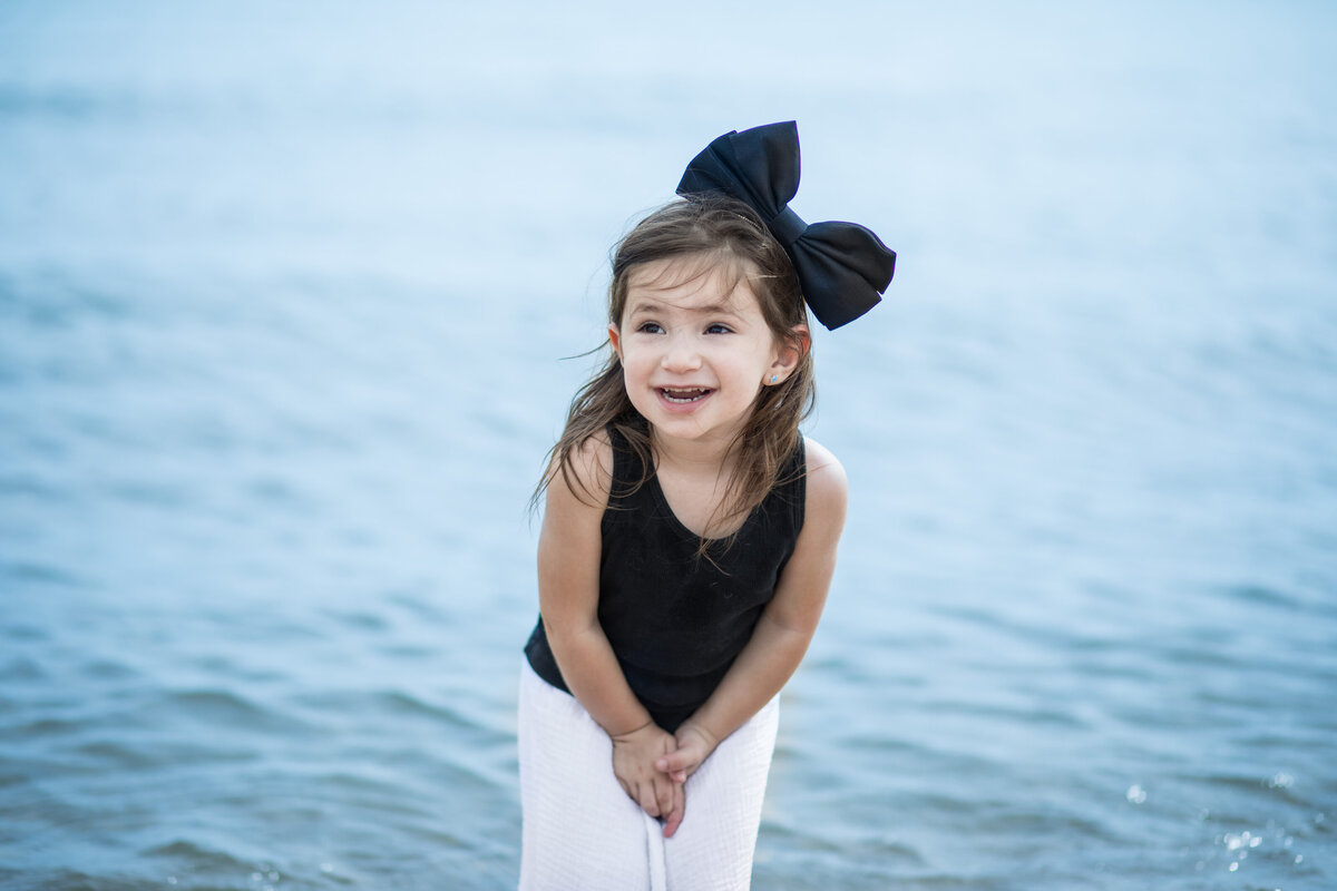 little-girl-beach-bow