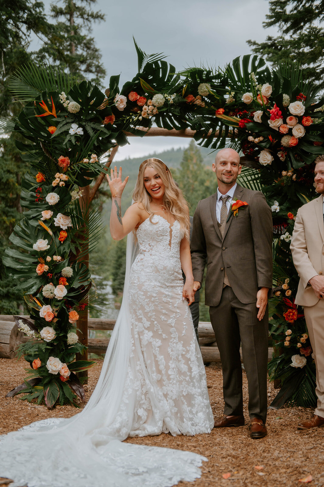 skyliners-lodge-sisters-bend-oregon-spring-wedding-rain-storm-tropical-flowers00425