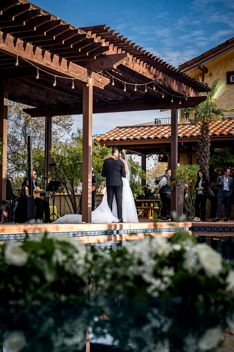 A romantic first dance in the vineyard’s charming courtyard, with natural beauty all around.