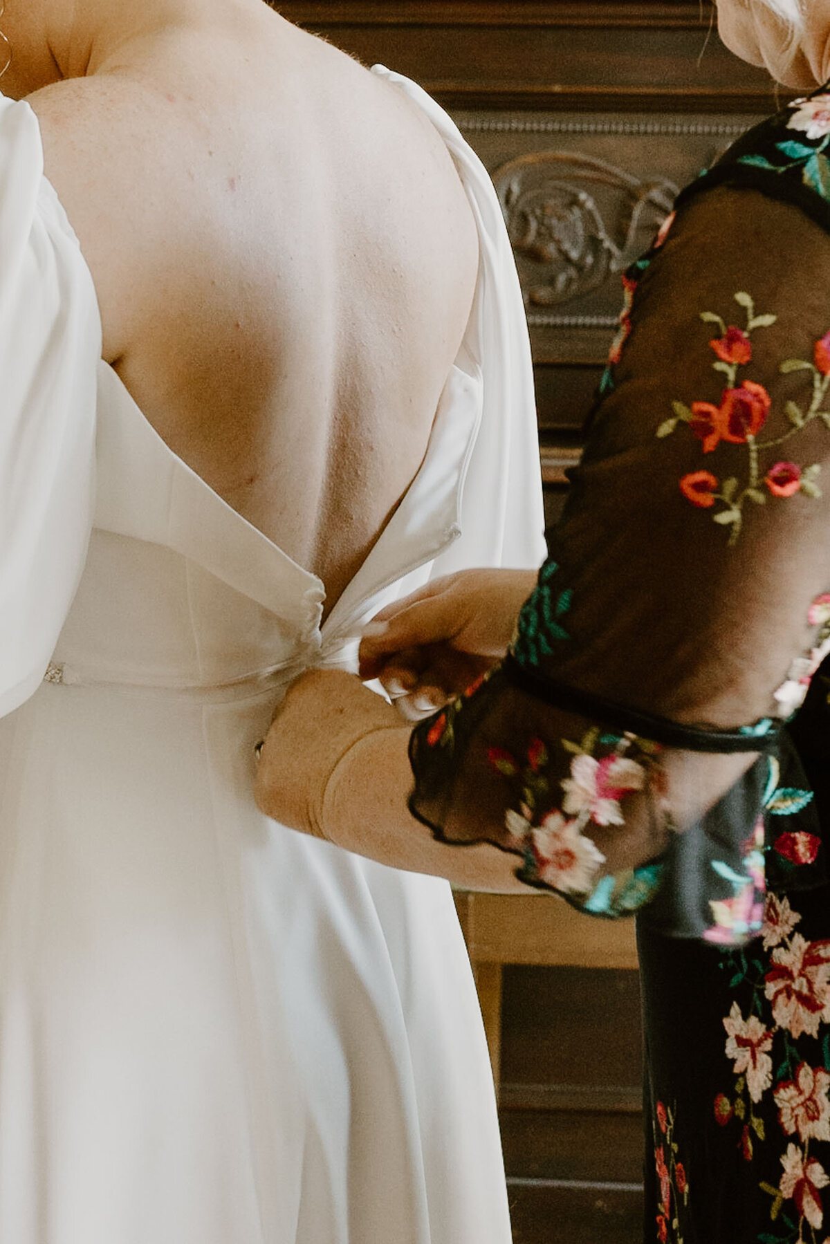 momputtingonweddingdress