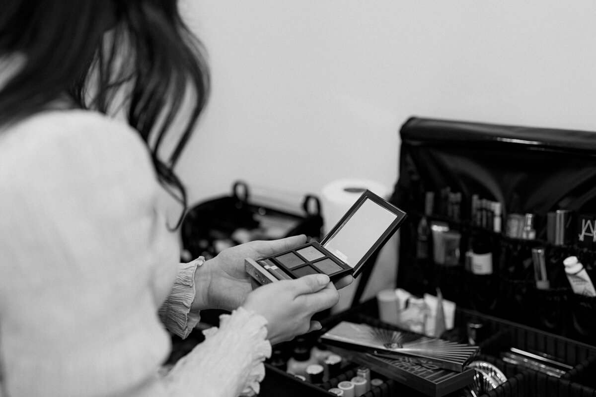 blackandwhiteimageofeyeshadowpalette