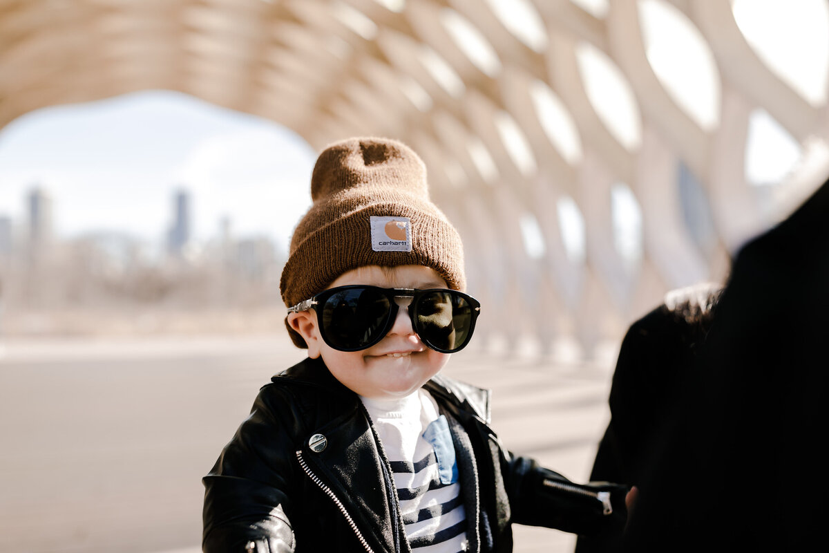 hicago-lifestyle-family-photographer-lincoln-park-toddler-boy-sunglasses