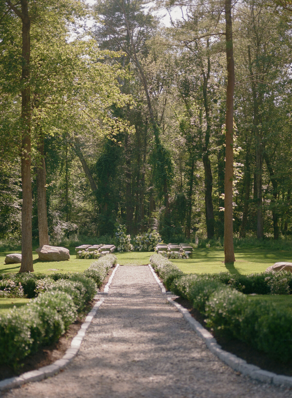 outdoor-wedding-ceremony-at-willow-hill-ct