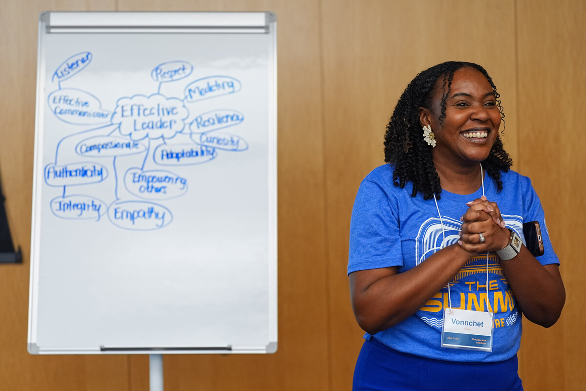 kansas-city-event-photography-0223-presenter-with-whiteboard
