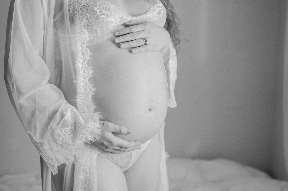 intimate-maternity-boudoir-session-4