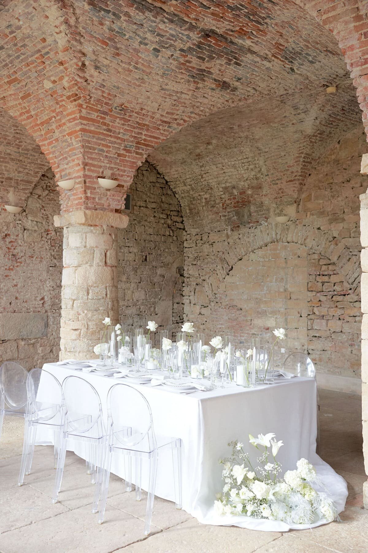 decoration-table-mariage-minimaliste-monochrome-blanc