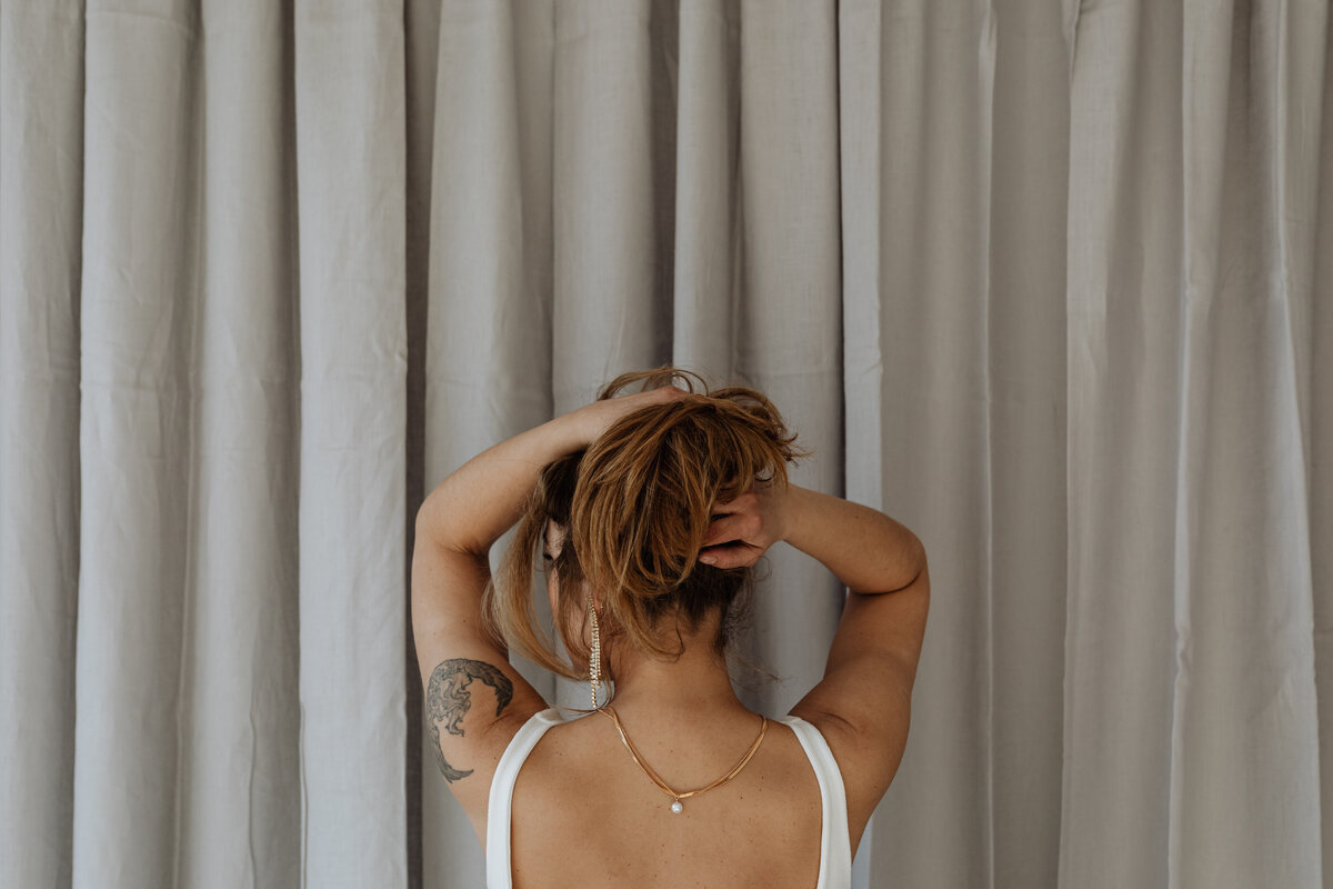 kaboompics_woman-is-wearing-pearls-and-jewelry-25800