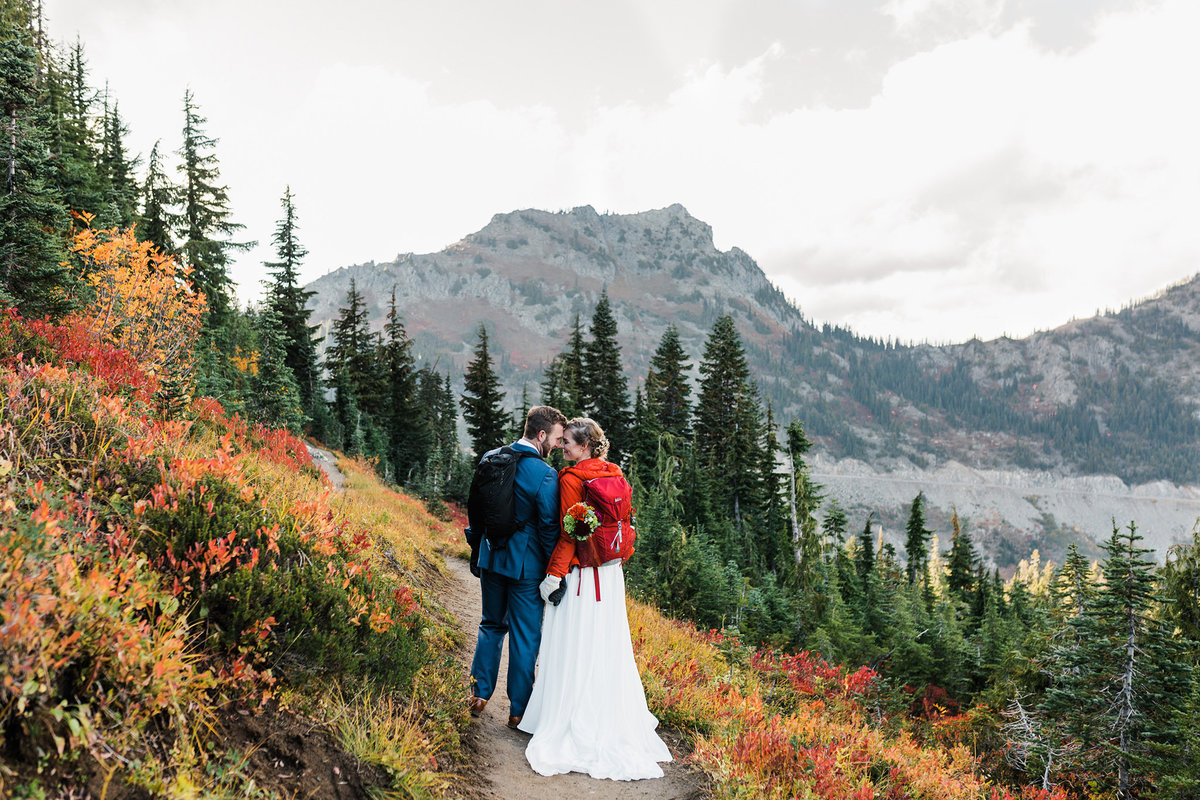 004-pnw-elopement-photographer-hiking-elopement-chinook-pass