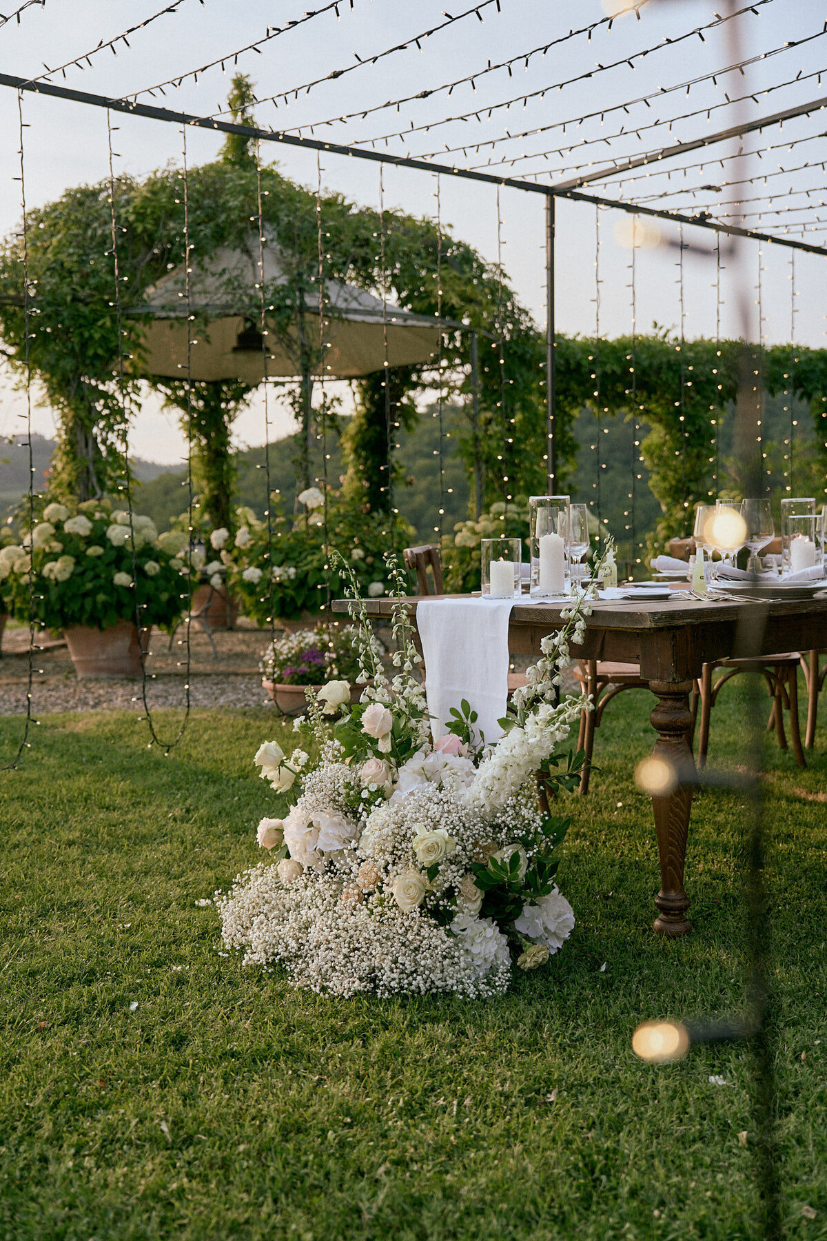 EDW-rehearsal-dinner-table-and-florals