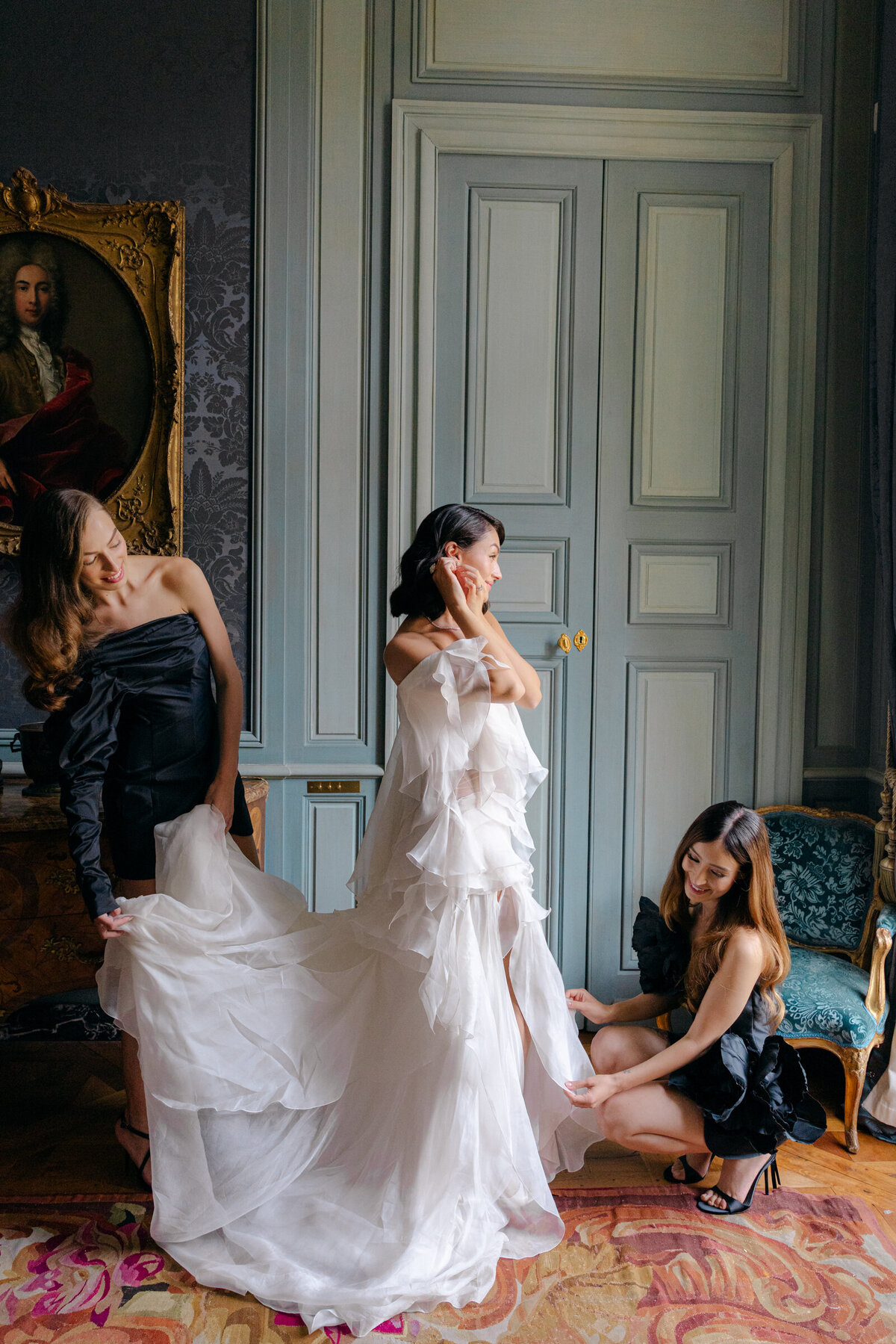 bride-with-bridesmaids-getting-ready-chateau-de-villette-paris-1