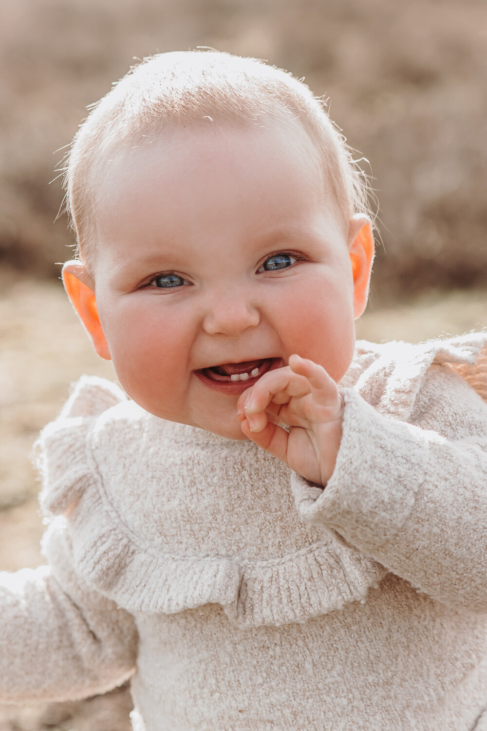 Portret lachende baby buiten