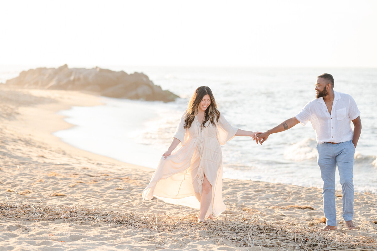 couple-walking-on-beach