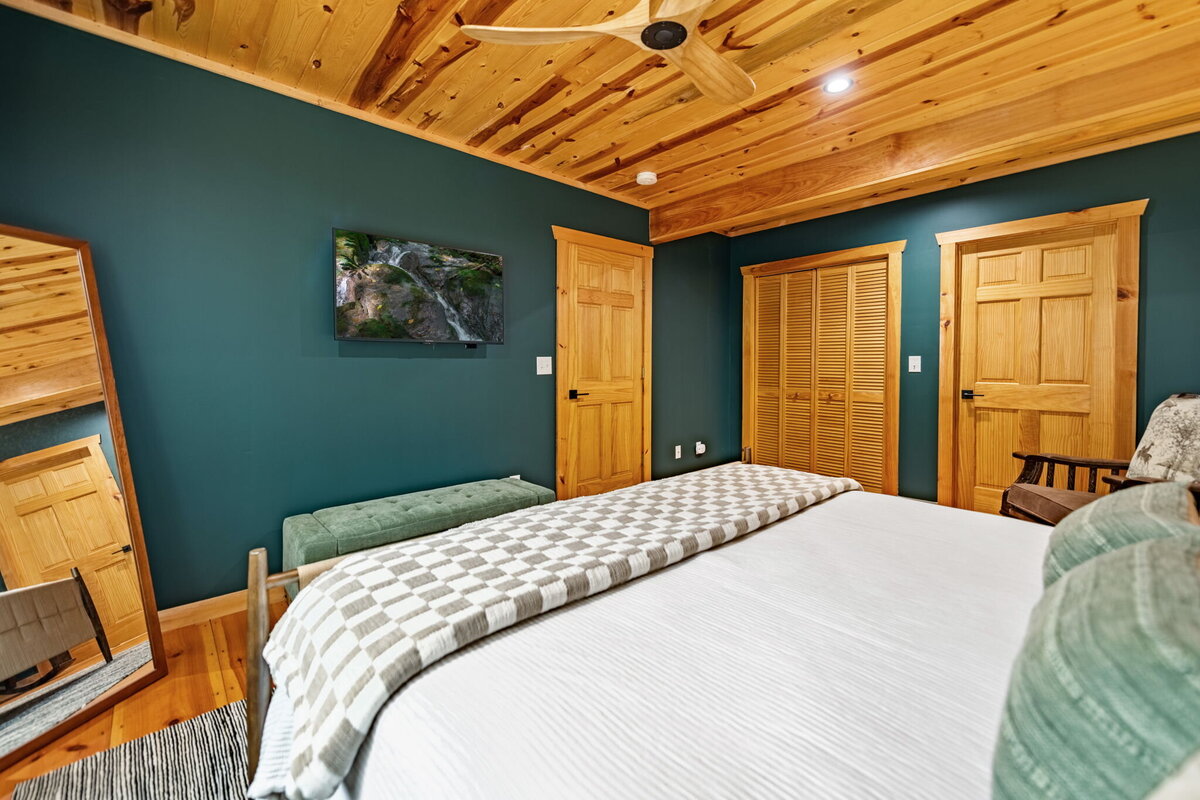 14Shady-Grove-Cabin-Blue-Ridge-GA_1275_Downstairs Bedroom 3