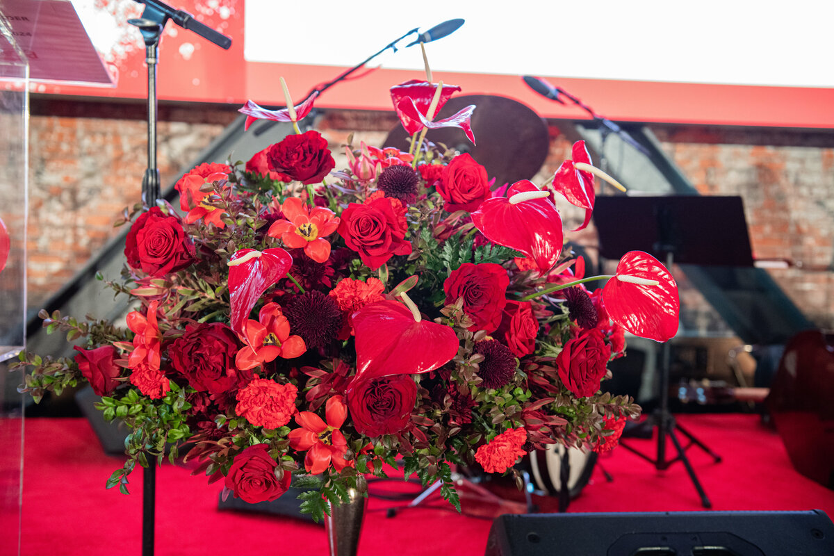 Red-Flowers-for-Fundraiser-Gala-Flora-Nova-Design-Seattle-00005