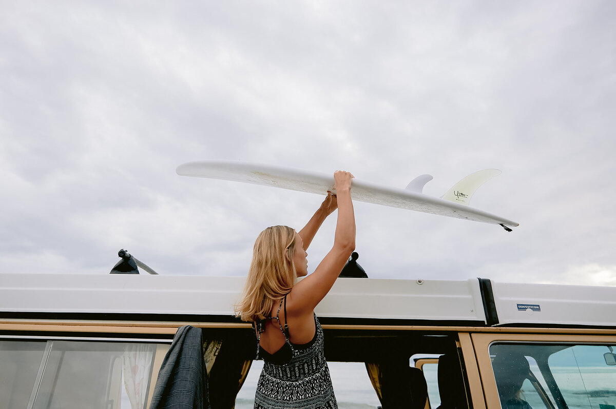 surfer-surfboard-california-life