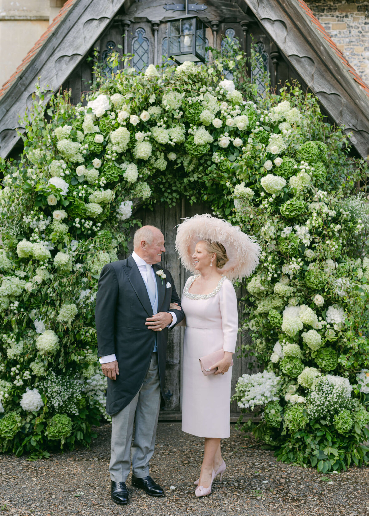 chloe-winstanley-weddings-hambleden-church-flower-arch-parents