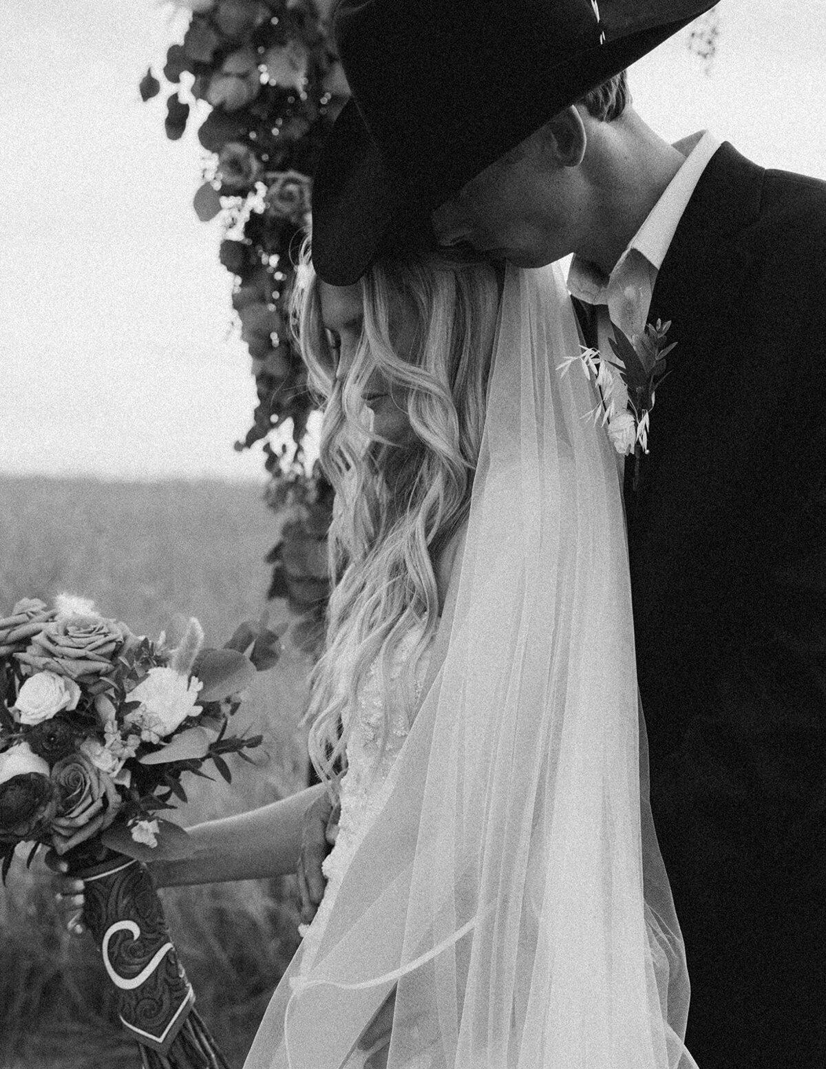 presley-gray-cowboy-luxury-montana-wedding-8197