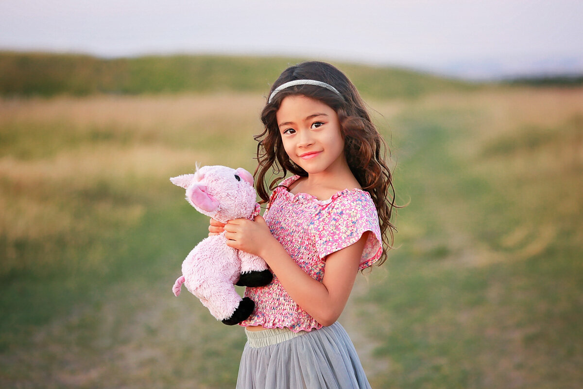 Girl in pink with piglet_Victoria photographer