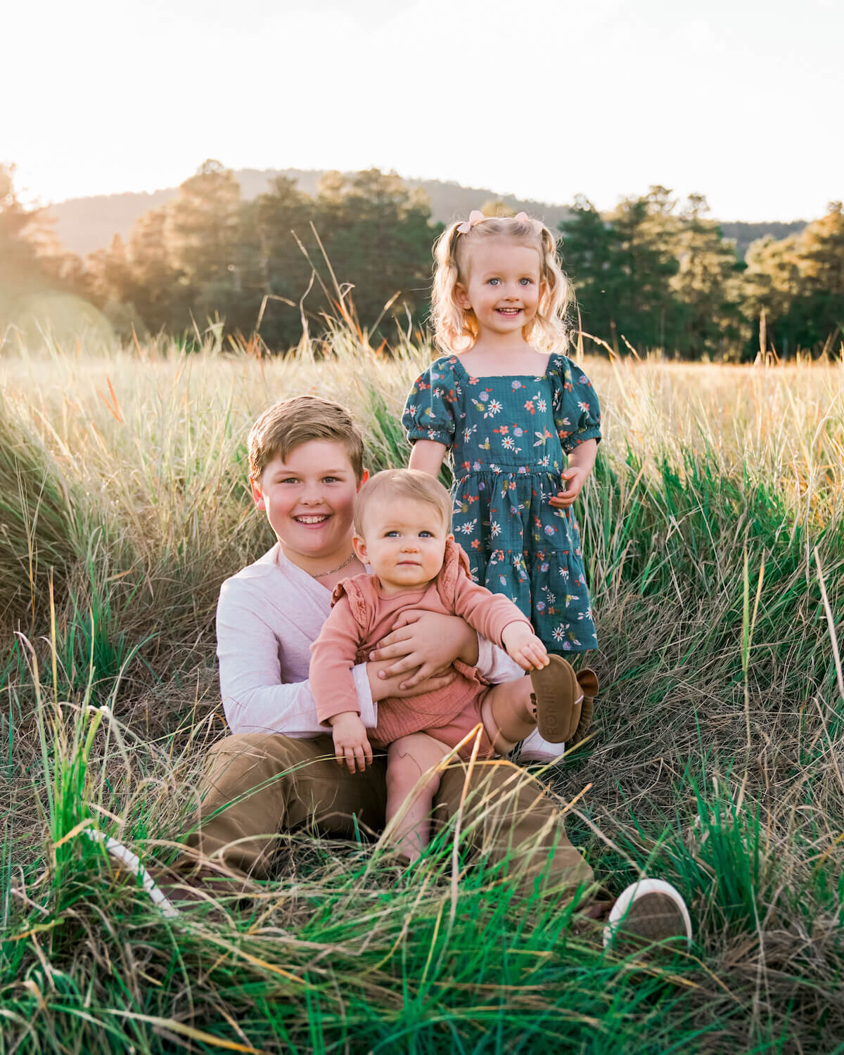 denver family photography - kdis sitting in field