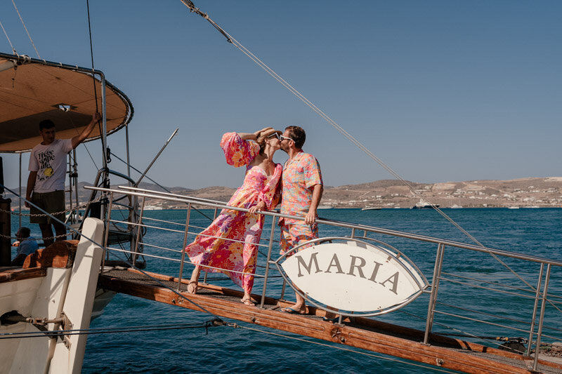 Destination wedding sur l’île de Paros en Grèce, avec un couple célébrant leur mariage face à la mer Égée dans une atmosphère lumineuse et méditerranéenne.
