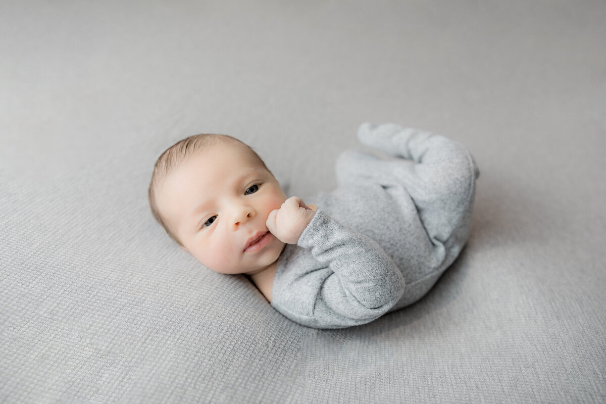 melissa-lamb-newborn-studio-ottawa-grey-loft-studio-2023-2