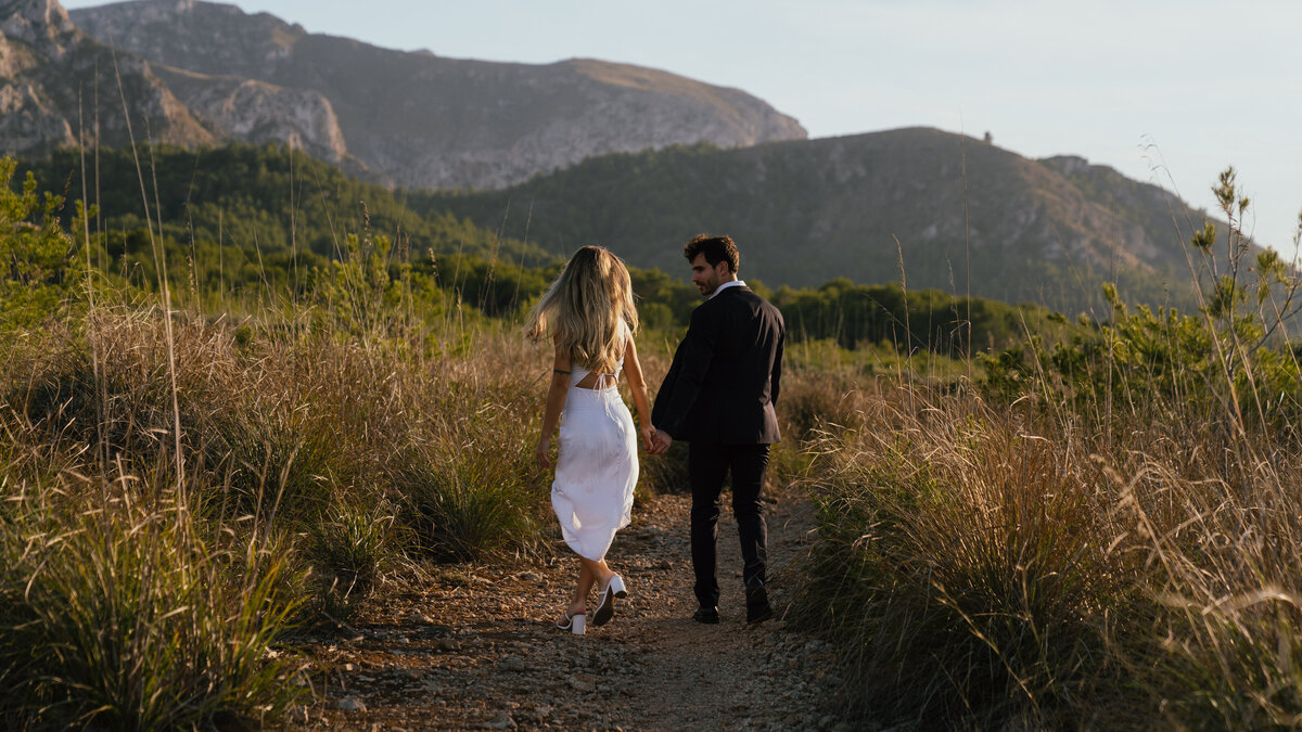 Malloraca Couple GARDEN WALK POST-10