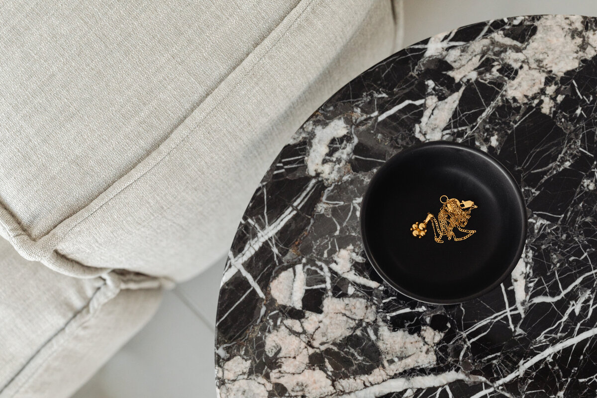 kaboompics_marble-side-table-round-greige-linen-sofa-cement-floor-jewelry-gold-chain-27220
