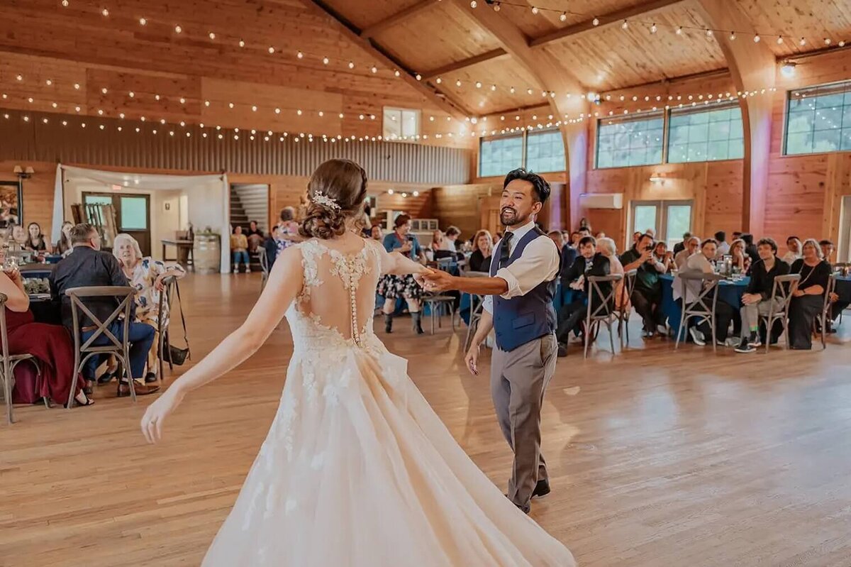 Colorado wedding and elopement photographer takes photo of bride and grooms first dance at wedding reception