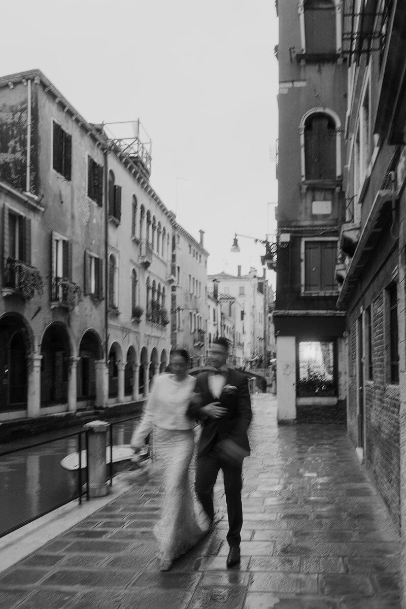 wedding-couple-portrait-venice-blurry-laurianevega