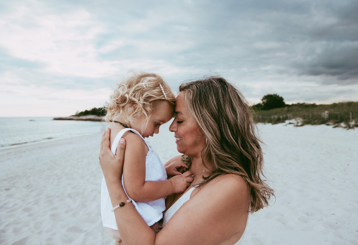 mother_daughter_love_beach.jpg