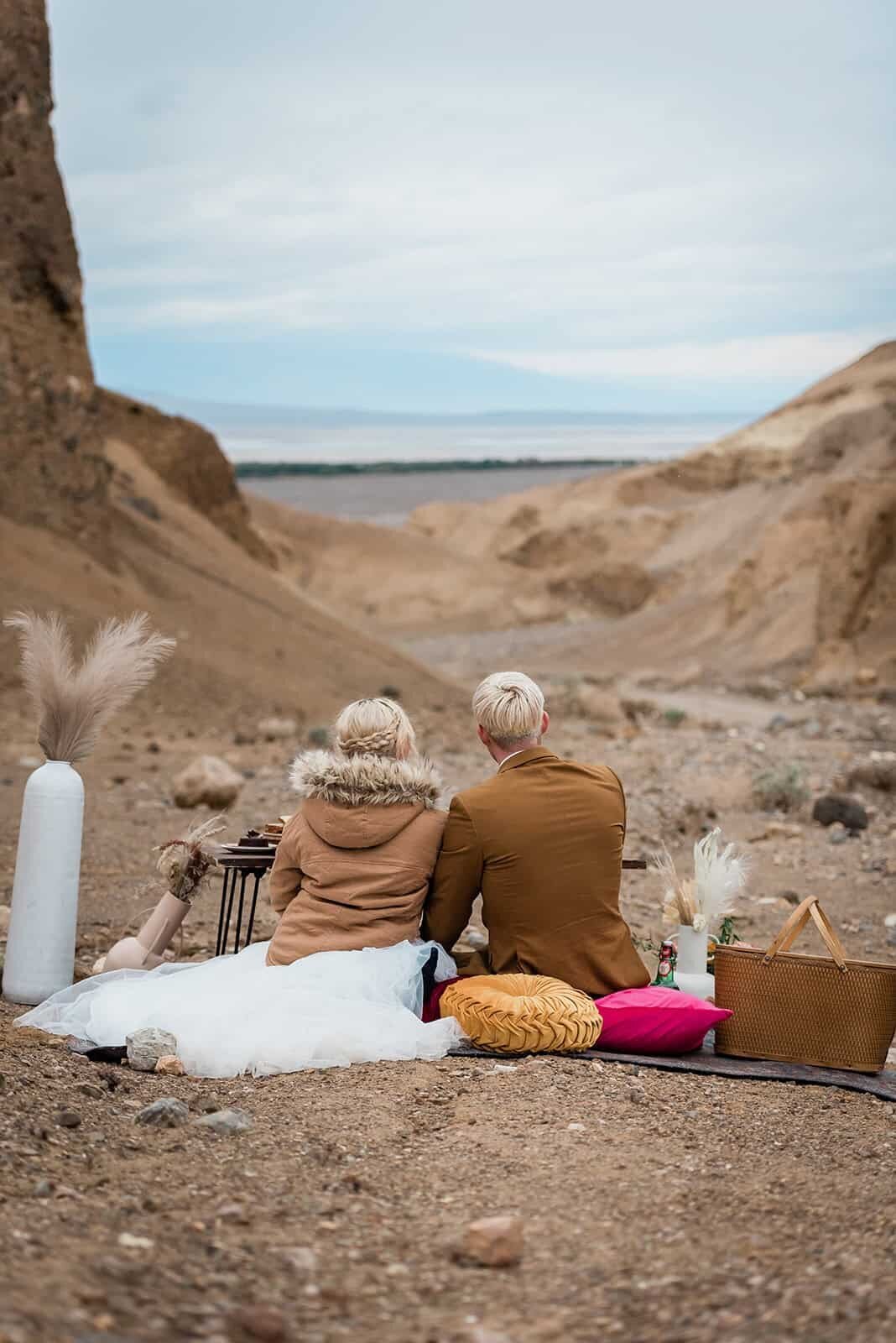 ideas-for-a-desert-elopement-wedding-in-death-valley-Soul-and-Sky-Weddings-1