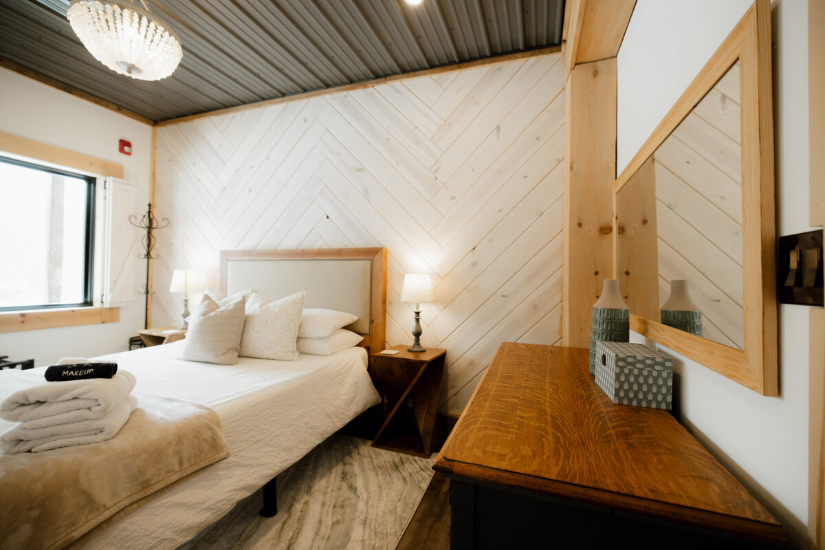 Bear-Ridge-Destination-barndo-suites-rosie-photo-video-46
